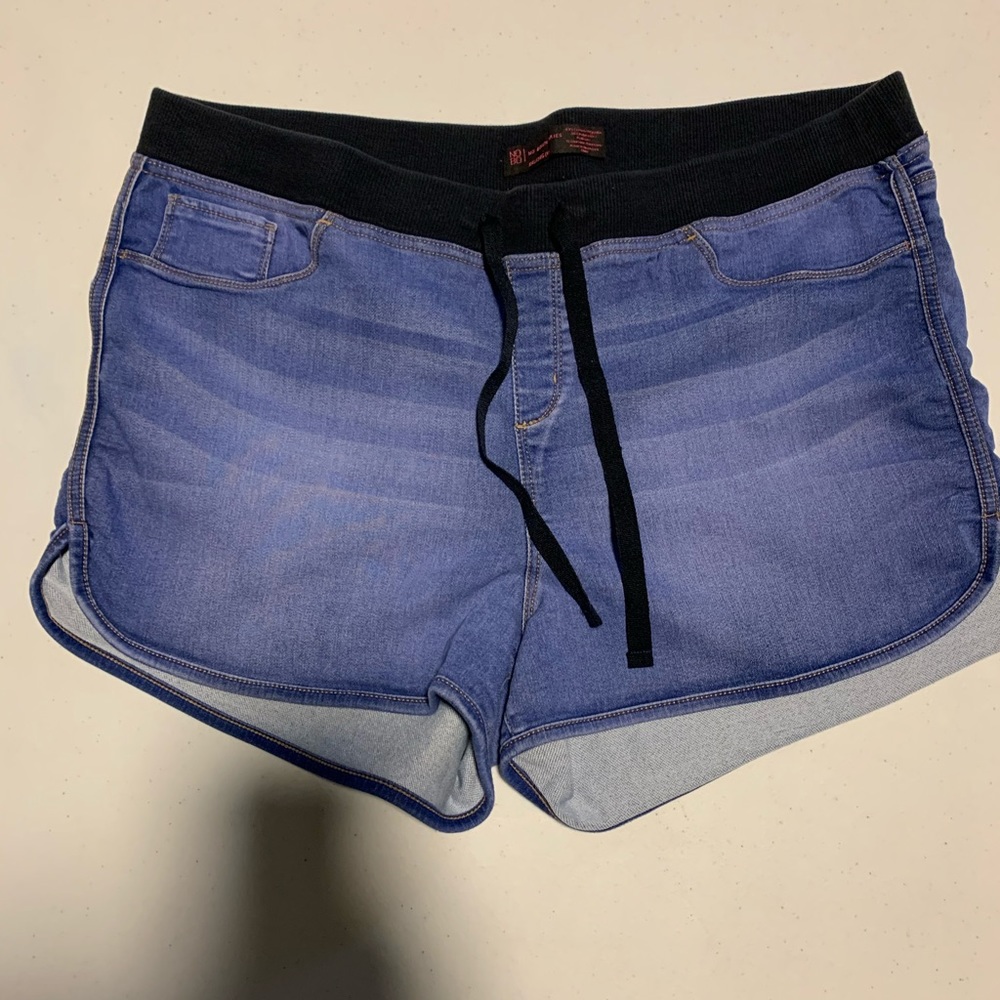 No boundaries stretchy shorts size 19
